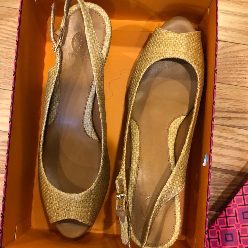 NIB Tory Burch Natural Rosalind wedge sandal. 10.5